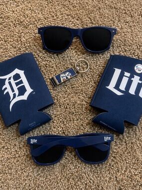 Detroit Tigers Miller lite koozie sunglasses and bottle opener set authentic